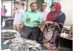 মৎস্য কর্মকর্তাকে দেখে মাছ ফেলে পালালেন  বিক্রেতা