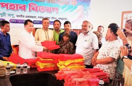পানছড়িতে  ঈদ উপহার শাড়ি ও লুঙ্গি বিতরণ