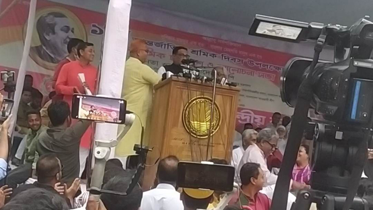 মঞ্চেই শ্রমিক লীগের দুই নেতার হাত মেলালেন কাদের