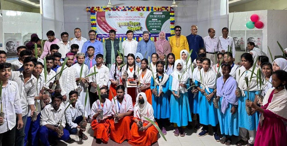 আখাউড়ায় শিক্ষার্থীদের মাঝে তালগাছের চারা বিতরণ