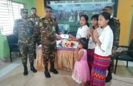 আলীকদমে সেনা জোনের উদ্যোগে আর্থিক সহায়তা প্রদান