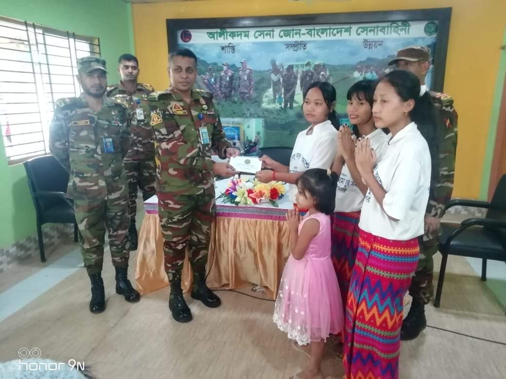 আলীকদমে সেনা জোনের উদ্যোগে আর্থিক সহায়তা প্রদান