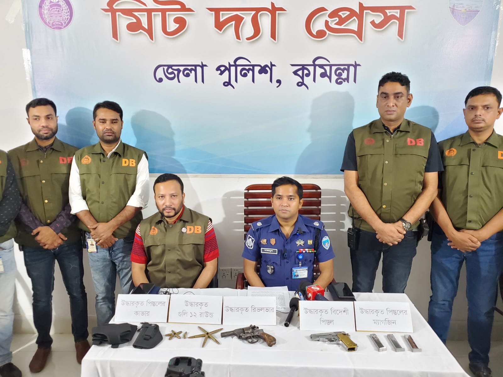বিদেশি পিস্তল সহ কুমিল্লায়  ৪ জন আটক