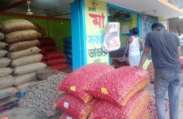 জামালপুরে সরকার নির্ধারিত দামে মিলছে না পেঁয়াজ-আলু-ডিম
