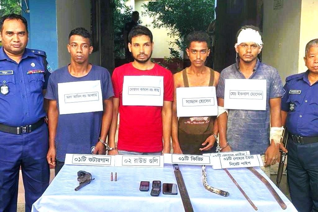 মিরসরাইয়ে অস্ত্রসহ আন্ত:জেলা ডাকাত দলের ৪ সদস্য আটক