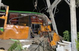 যাত্রীবাহী বাস নিয়ন্ত্রণ হারিয়ে ট্রাক্টরে ধাক্কা, আহত ২০