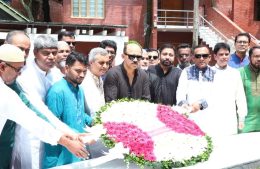 বঙ্গবন্ধুর সমাধিতে ডিএসইর এমডির শ্রদ্ধা