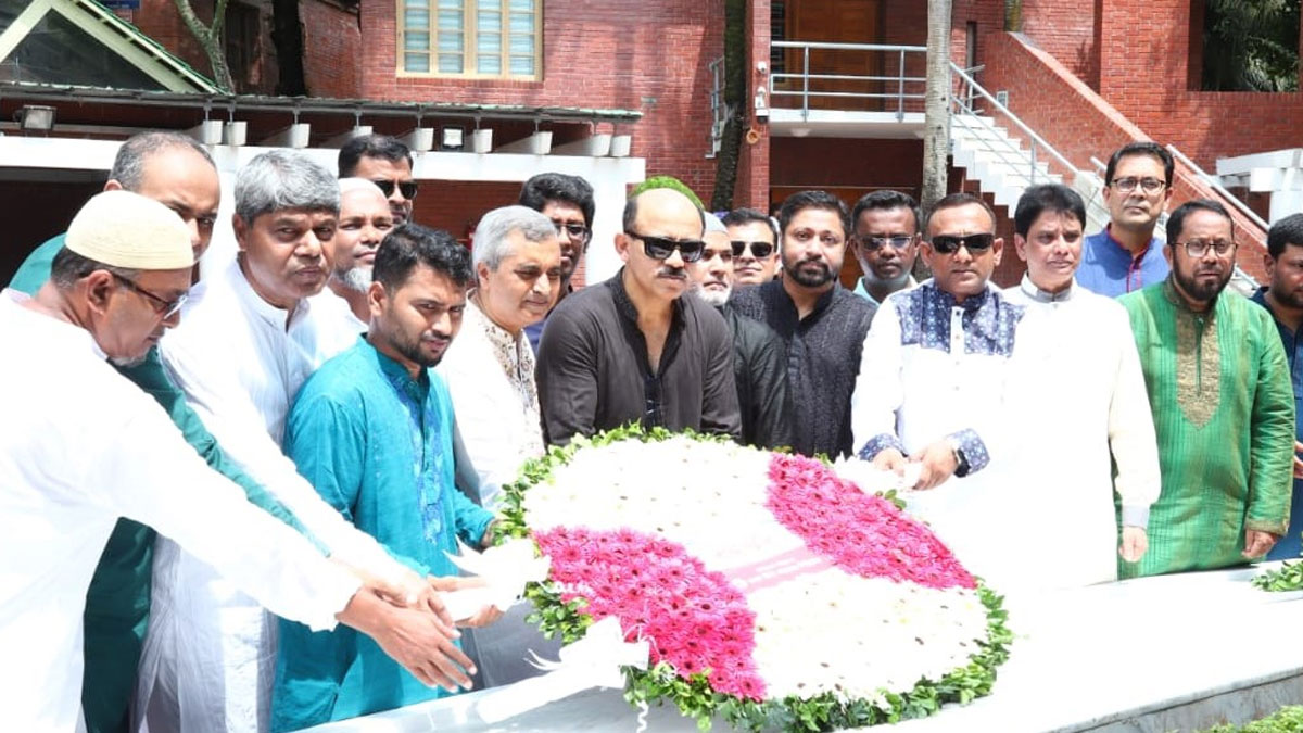 বঙ্গবন্ধুর সমাধিতে ডিএসইর এমডির শ্রদ্ধা
