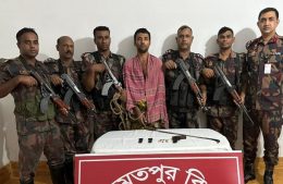 সীমান্তে পিস্তল-গুলি-দেশীয় অস্ত্রসহ চোরাকারবারি আটক