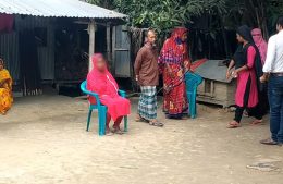 স্বামীকে তালাক দিয়ে বিয়ের দাবিতে প্রেমিকের বাড়িতে অনশন