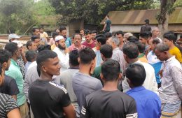 আখাউড়ায় রাস্তার দাবিতে বিক্ষোভ : তোপের মুখে রেলওয়ে কর্মকর্তা
