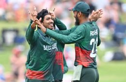 সৌম্যকে নিয়ে ফিল্ডিংয়ে বাংলাদেশ