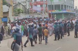 কালশীতে পুলিশের সঙ্গে অটোচালকদের ধাওয়া-পাল্টা ধাওয়া