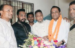 বাড়ি গিয়ে প্রতিদ্বন্দ্বীকে মিষ্টি খাওয়ালেন বিজয়ী চেয়ারম্যান