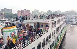 সদরঘাটে ব্যস্ত বিকেল, একের পর এক ভিড়ছে যাত্রীবোঝাই লঞ্চ