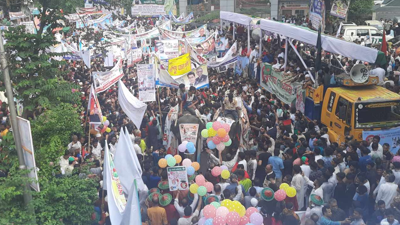 হাতি নিয়ে শোভাযাত্রায় আওয়ামী লীগ নেতাকর্মীরা