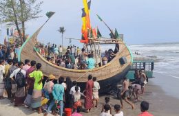 বঙ্গোপসাগর হয়ে ৩ শতাধিক আটকা পড়া মানুষ কে নিয়ে টেকনাফ-সেন্টমার্টিন নৌ যান চলাচল শুরু