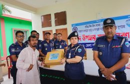 আশ্রয়ণ প্রকল্পের দুঃস্থ ও অসহায় পরিবারের মাঝে জেলা পুলিশের ঈদ সামগ্রী বিতরণ