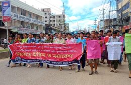 সারাদেশের বর্বরোচিত হামলা -কোটা সংস্কার ও ১৯শ সালের শাসনবিধি বাতিল চেষ্টার প্রতিবাদে খাগড়াছড়িতে বিক্ষোভ মিছিল ও সমাবেশ