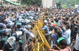 কোটা আন্দোলনে পুলিশের গাড়িতে ভাঙচুরের ঘটনায় মামলা