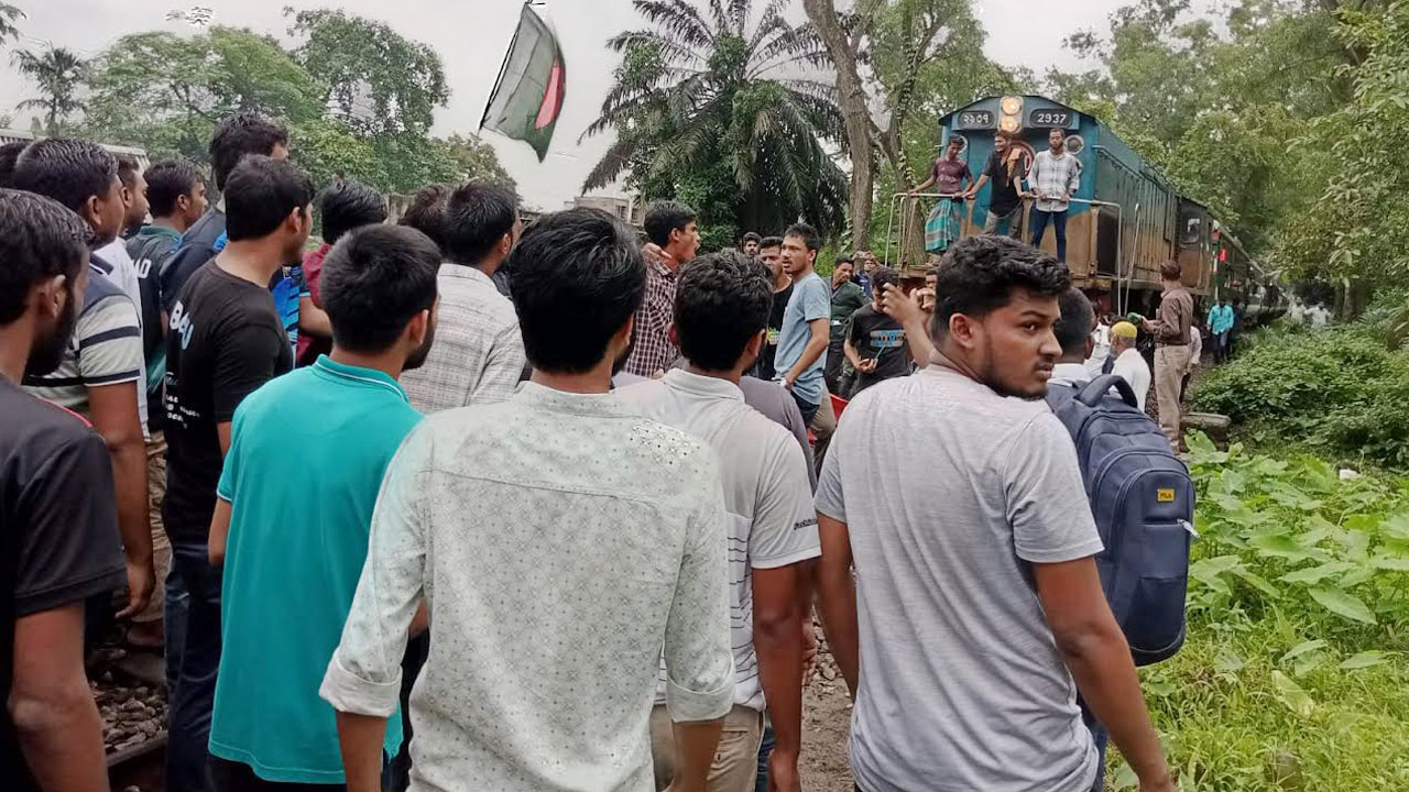পৌনে ২ ঘণ্টা পর ঢাকা-ময়মনসিংহ রুটে ট্রেন চলাচল স্বাভাবিক