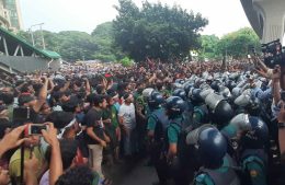 ‘লক্ষ্মী ভাইয়েরা প্লিজ শাহবাগ মোড়ে চলে যান’