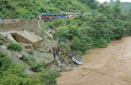 নেপালে আচমকা ভূমিধসে নদীতে ভেসে গেল দুটি বাস, নিখোঁজ অন্তত ৬৫
