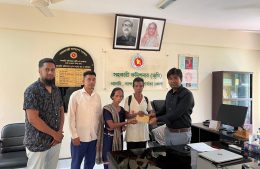 থানচিতে নৌকা ডুবে মৃত শিক্ষার্থীর পরিবারের পাশে দাঁড়ালেন উপজেলা প্রশাসন