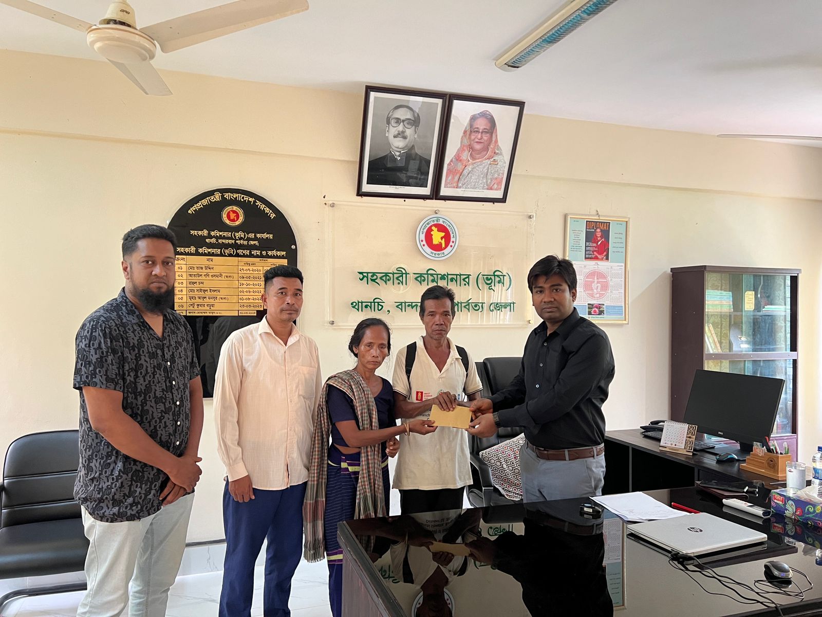 থানচিতে নৌকা ডুবে মৃত শিক্ষার্থীর পরিবারের পাশে দাঁড়ালেন উপজেলা প্রশাসন