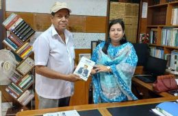 উপজেলা নির্বাহী অফিসারকে বই উপহার দিলেন- আব্দুর রউফ মান্নান