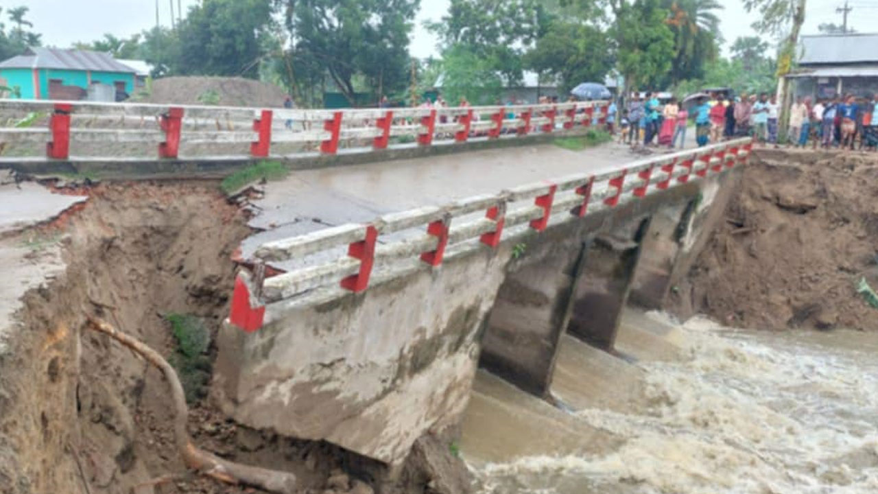 ময়মনসিংহে সেতু ভেঙে ১০ গ্রামের মানুষের যোগাযোগ বন্ধ