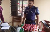 চাউলের বস্তার ভিতর চোলাই মদ আটক