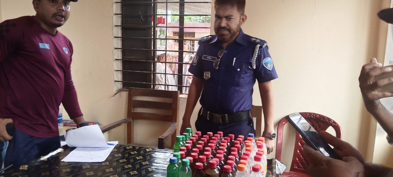 চাউলের বস্তার ভিতর চোলাই মদ আটক