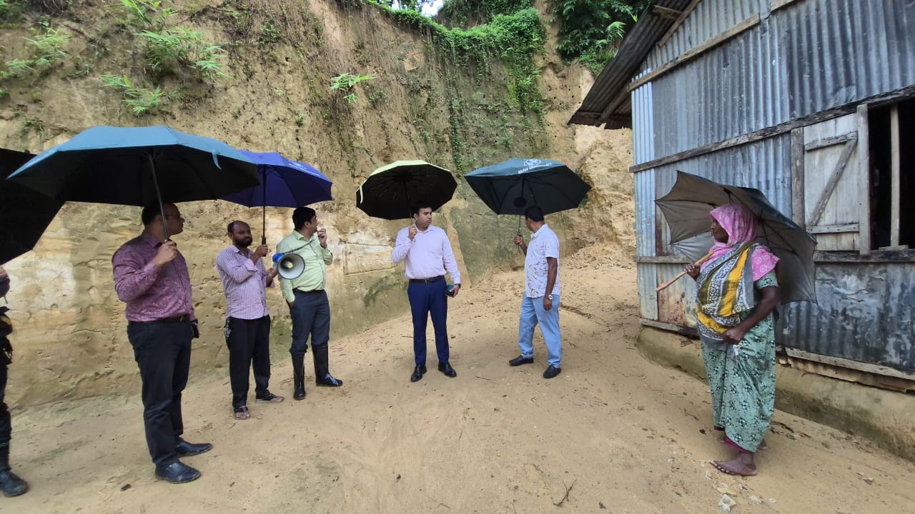 ঝুঁকিপূর্ণ এলাকায় পাহাড় ধস এড়াতে প্রশাসনের মাইকিং ও পরিদর্শন
