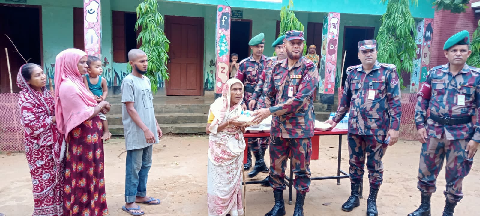 পাহাড় ধ্বসে আশ্রয় নেওয়া মানুষের মাঝে বিজিবির খাদ্য বিতরণ