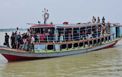 দৌলতদিয়ায় ডুবোচরে লঞ্চের ধাক্কা, তিন যাত্রীকে উদ্ধার