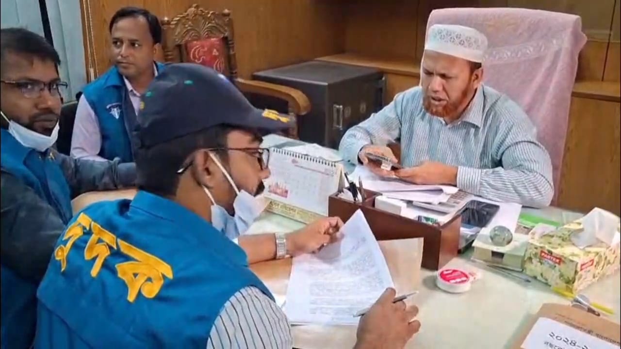 শরীয়তপুর সদর হাসপাতালে দুদকের অভিযান ।