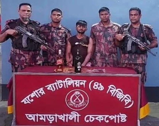 যশোরের কুখ্যাত সন্ত্রাসী পিচ্চি রাজা বিজিবি’র হাতে আটক