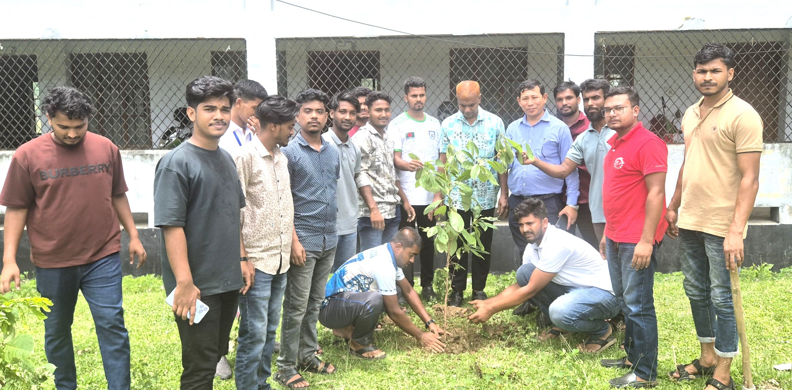 পানছড়িতে শহীদ জিয়ার ৪৪ তম শাহাদাৎ বার্ষিকী উপলক্ষে কলেজ ছাত্রদলের বৃক্ষ রোপণ