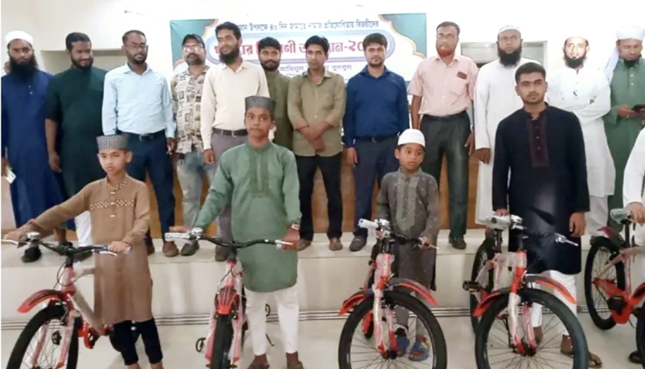 শরীয়তপুরে টানা ৪০ দিন জামাতে নামাজ আদায়ে শতাধিক শিশু-কিশোর পুরস্কৃত