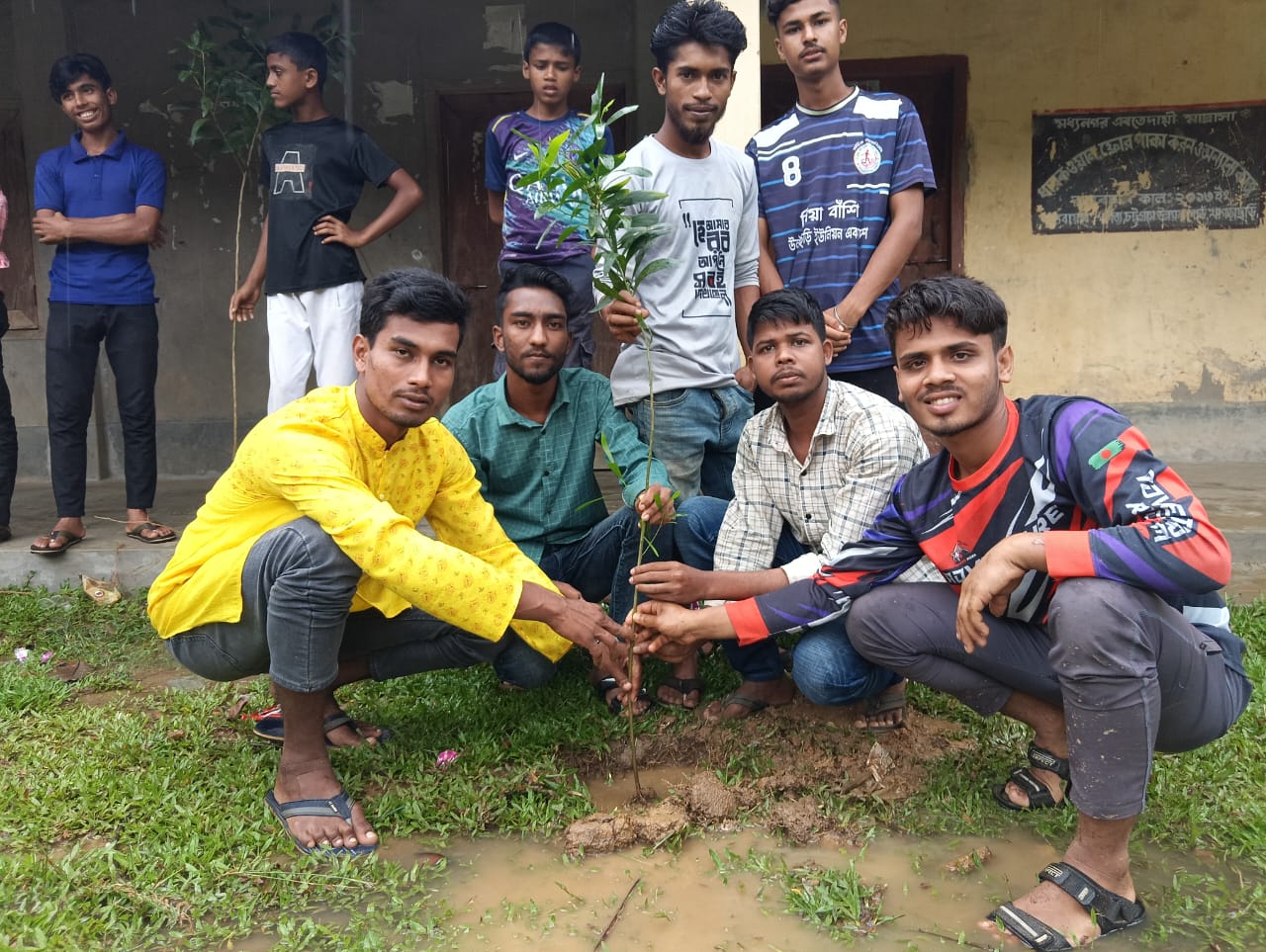 সবুজের সমারোহ গড়তে উল্টাছড়ি ইউনিয়ন ছাত্রদলের বৃক্ষ রোপন