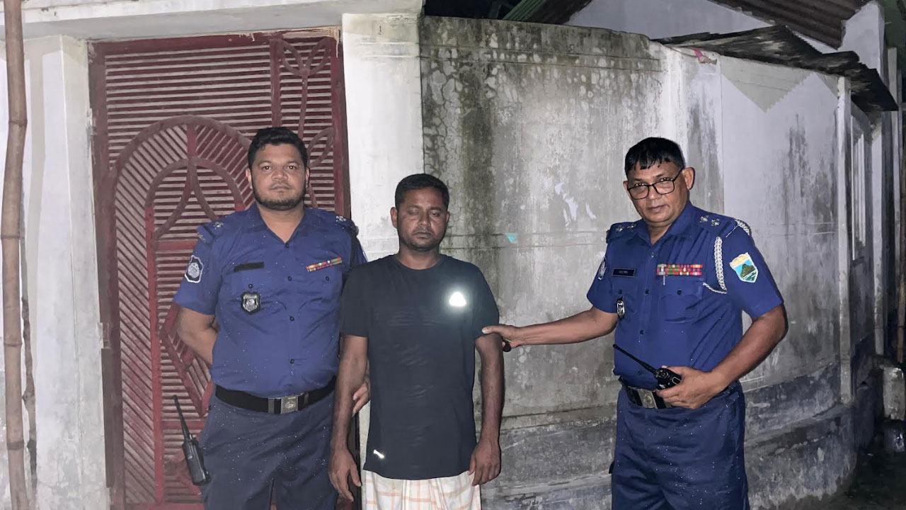 সিরাজগঞ্জে যৌথবাহিনীর অভিযানে এক শীর্ষ মাদককারবারি গ্রেপ্তার হয়েছে।