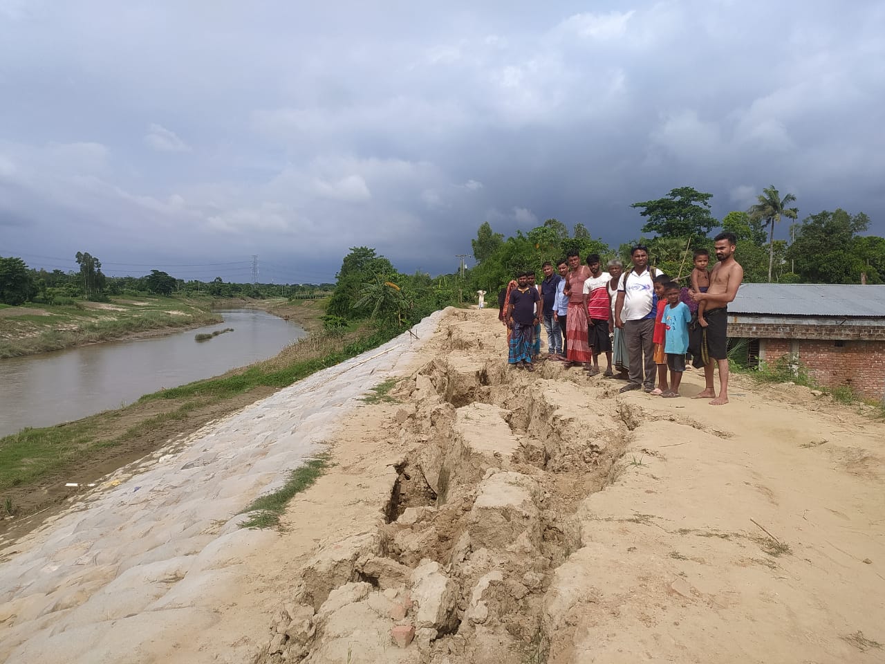 ফটিকছড়িতে হালদায় ভাঙন ; ঝুঁকিতে ১০ হাজার পরিবার
