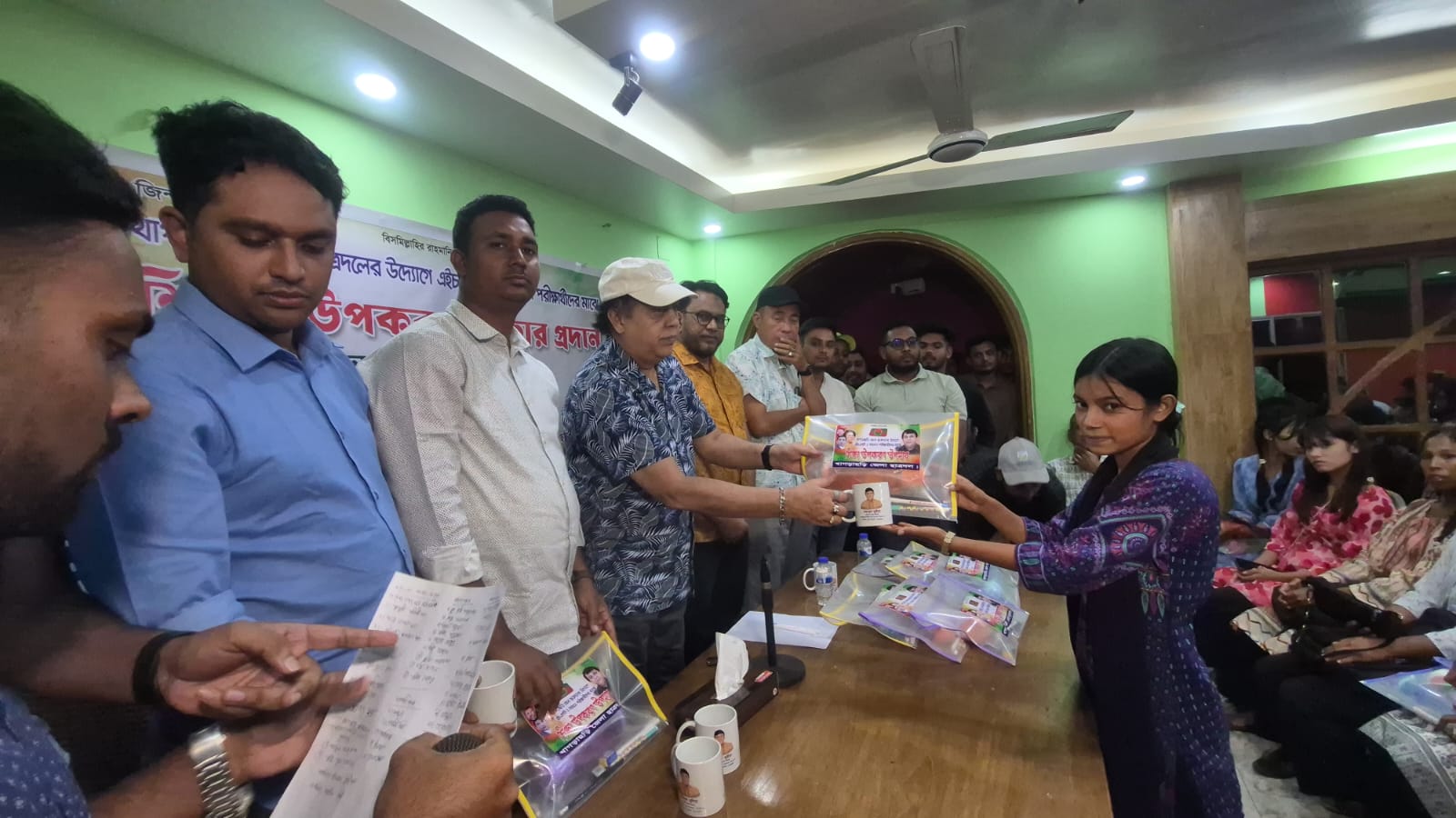 খাগড়াছড়িতে ছাত্রদলের উদ্যোগে এইচএসসি পরীক্ষার্থীদের মাঝে শিক্ষা উপকরণ বিতরণ