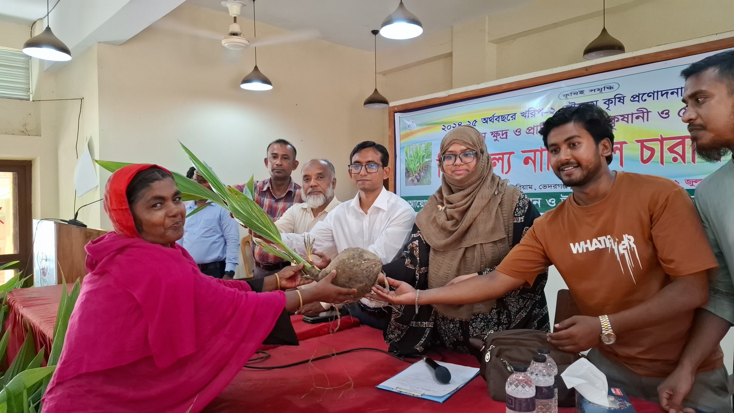 ভেদরগঞ্জে কৃষি প্রণোদনার আওতায় নারিকেল চারা বিতরণ