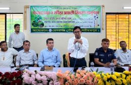 ভেদরগঞ্জে পৌরসভায় গাছের চারা ও ক্রীড়া সামগ্রী বিতরণ